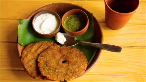 ब्रेकफास्ट में बनाएं महाराष्ट्र की फेमस डिश थालीपीठ, जाने बनाने की विथि