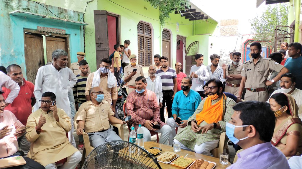 गौतम बुद्ध नगर जिला प्रशासन द्वारा नेफोमा के सहयोग से 400 घरेलू सहायको, हाउसकीपिंग स्टाफ को लगाई गई मुफ्त वेक्सीन