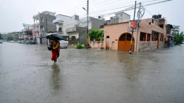 यूपी में मूसलाधार बारिश ने ढाया कहर, अलग-अलग हादसों में 48 लोगों की मौत; दो दिन स्कूल-कॉलेज बंद रखने का आदेश