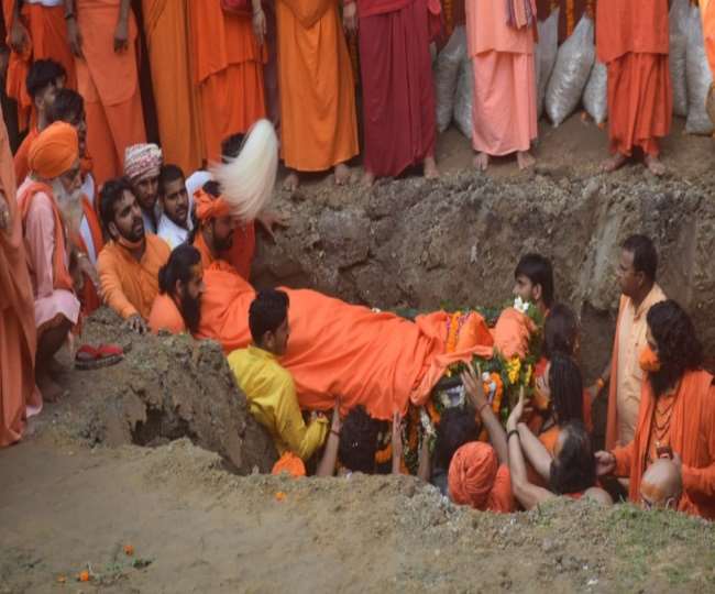 Mahant Narendra Giri dies: विधि-विधान के साथ बाघंबरी मठ में दी गई भू-समाधि