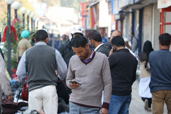 कश्मीर में मोबाइल टेलीफोन, फिक्स लाइन इंटरनेट सेवाएं बहाल