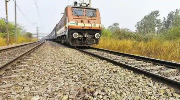 रेलवे लाइन पार कर रहीं दो महिलाओं की एक्सप्रेस ट्रेन की चपेट में आकर मौत