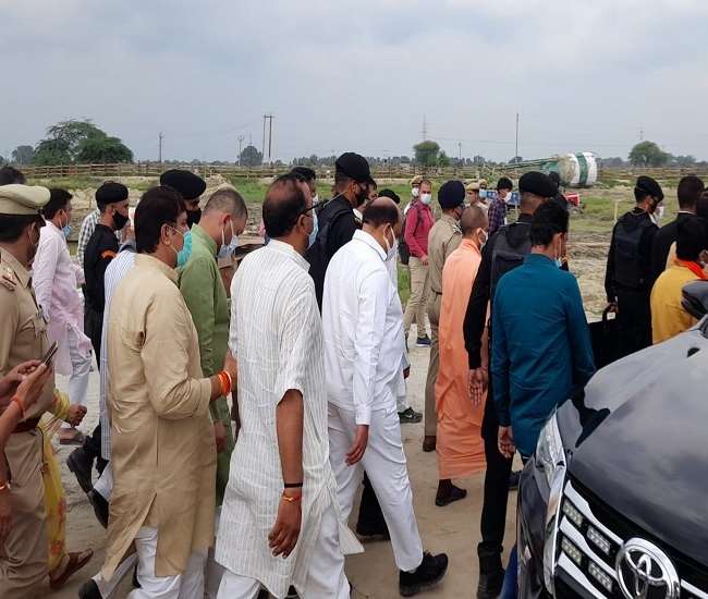 PM मोदी के शिलान्यास कार्यक्रम से पहले सीएम योगी पहुंचे अलीगढ़, सुरक्षा व्यवस्था का लिया जायजा