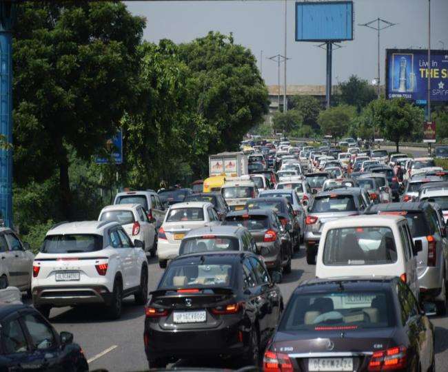 नोएडा-दिल्ली बार्डर पर बैरिकेड लगाकर वाहन चेकिंग से लगा जाम