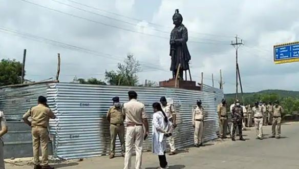 सम्राट मिहिर भोज की प्रतिमा के शिलापट्ट पर कालिख पोतने वाले दो सपा नेता गिरफ्तार