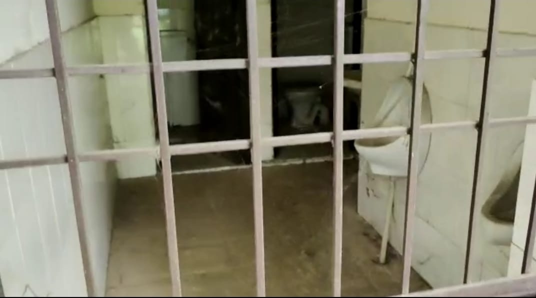 Toilets locked: ग्रेटर नोएडा कलेक्ट्रेट में बने शौचालयों में ताले लगा दिए गए