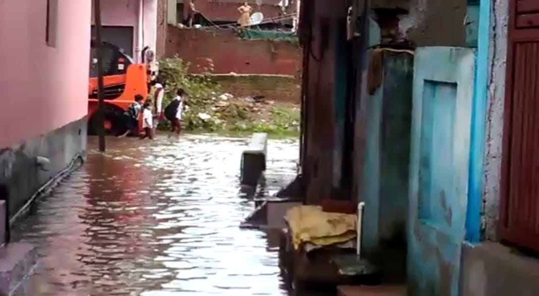 सिकंदराबाद में नगर पालिका की ओर से नाला सफाई को लेकर किए जाने वाले बड़े-बड़े दावे धुल गए थोड़ी देर की बारिश में