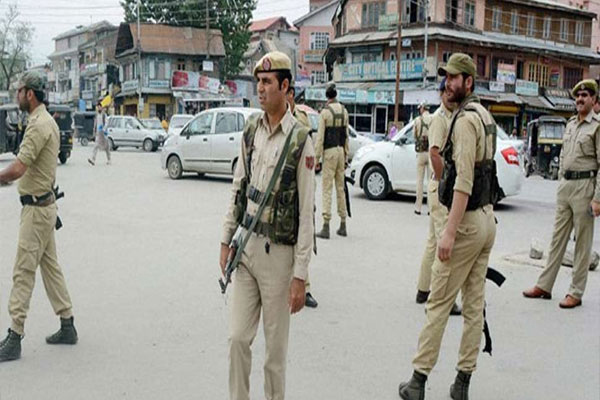 पुलिस ने श्रीनगर के 4 पत्रकारों के आवासों पर छापा मारा