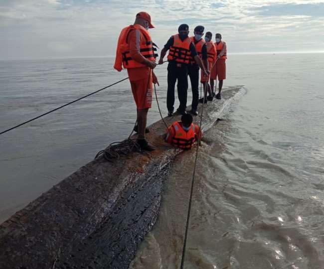 बड़ा हादसा : असम में नाव पलटी 1 की मौत 13 लापता, बचाव कार्य जारी