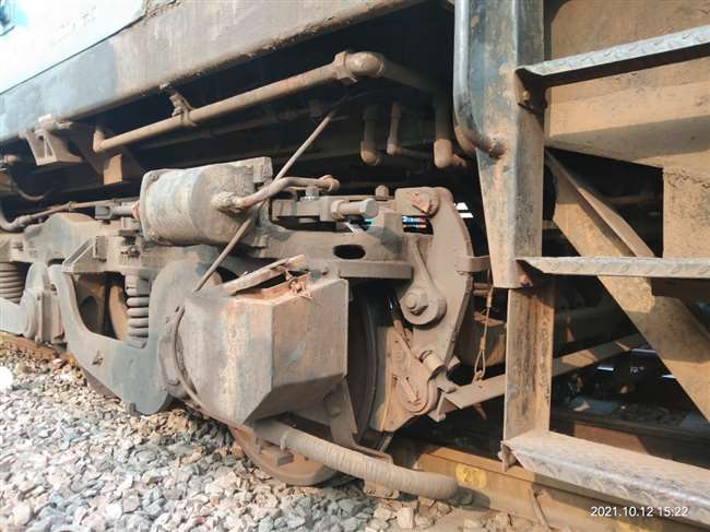 जौनपुर में ताप्‍ती - गंगा एक्‍सप्रेस का इंजन बेपटरी, प्‍लेटफार्म संख्‍या दो से ट्रेनों का आवागमन बाधित