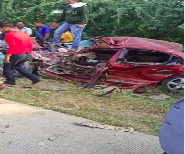 यमुना एक्सप्रेस-वे पर मिनी ट्रैवलर बस से टकराई होंडा सिविक कार, दो लोगों की मौत, 4 घायल