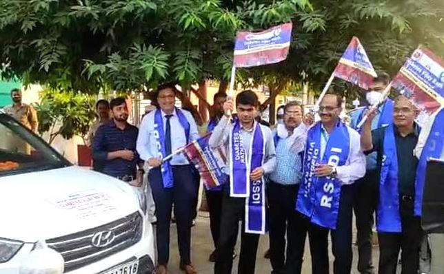 अहमदाबाद से आए डाइअबीटीज़ विजय रथ को जिलाधिकारी गौतमबुध नगर सुहास एलवाई ने झंडी दिखाकर राजघाट के लिए किया रवाना