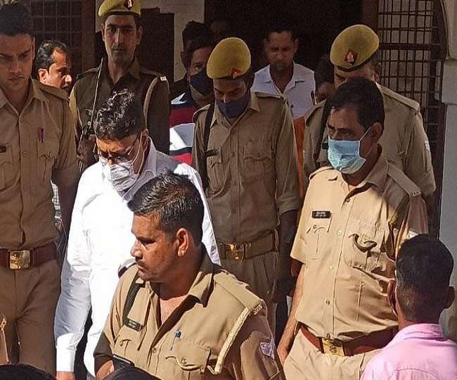 अयोध्या में दो पुलिस अधिकारियों व पूर्व मंगेतर के उत्पीड़न से तंग महिला बैंक अधिकारी ने लगाई फांसी