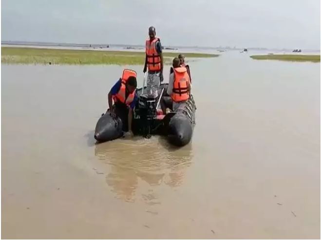 लखीमपुर में बड़ा हादसा, घाघरा नदी में नाव डूबने से 10 लोग लापता, बचाव अभियान जारी