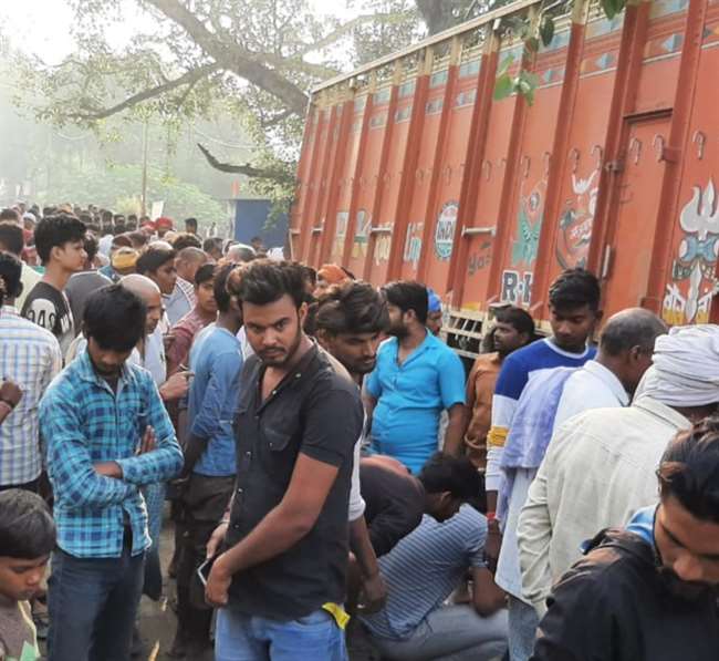 गाजीपुर में बड़ा हादसा: बाइक सवार को बचाने में तेज रफ्तार ट्रक ने दस को रौंदा, छह की मौत