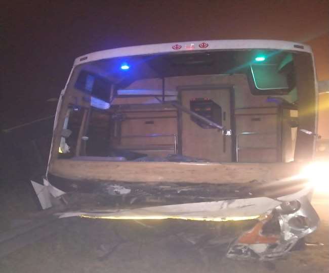 यमुना एक्सप्रेसवे पर भीषण हादसा: बेकाबू बस दूसरी दिशा में जाकर कार से टकराई, पांच लोगों की मौत