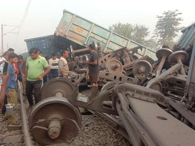 जौनपुर के पास मालगाड़ी के 12 डिब्‍बे पलटे, महामना समेत कई ट्रेनें फंसी