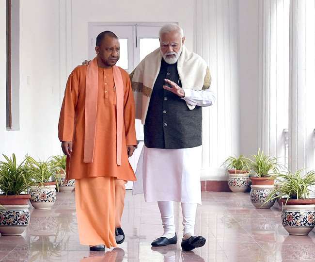 यूपी चुनाव से पहले योगी के कांधे पर PM मोदी का हाथ, CM ध्यान से सुनते दिखे बात: जानें- क्या संदेश देता है यह फोटो
