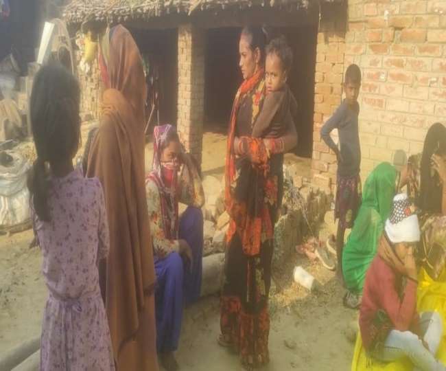 माता गुर्जरी पन्नाधाय ट्रस्ट के द्वारा झुग्गी बस्तियों में रहने वाले महिला और बच्चों के लिए गर्म कपड़ों का वितरण किया गया
