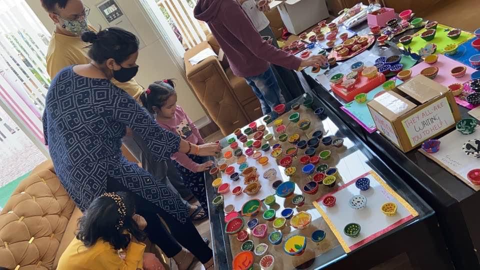ईएमसीटी सामाजिक संस्था ने नन्हे बच्चों की बनाई हुए कलाकृति की रक़म की मदत से क़रीब 150 लेबर के परिवारों  के घरों में मनायी गयी दिवाली