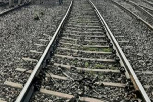 एक आदमी की हड़बड़ी से गई पूरे परिवार की जान, ट्रेन की टक्कर से 4 की मौत