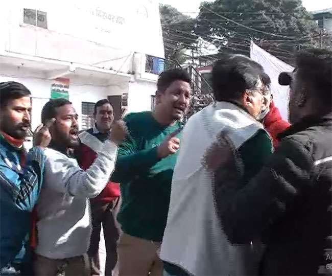 हरीश रावत को लेकर टिप्पणी करने पर कार्यकर्ताओं ने प्रदेश महामंत्री को पीटा, कांग्रेस भवन में हंगामा