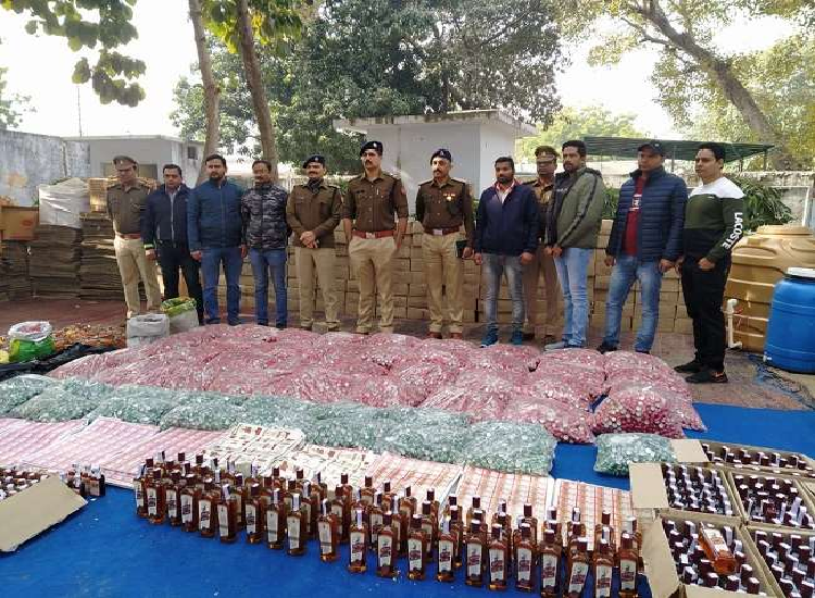 मुज्जफरनगर में पुलिस की बड़ी कार्यवाई, अवैध शराब की फैक्ट्री का भंडाफोड़ 12 लोग गिरफ्तार