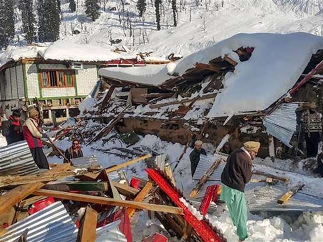 पाकिस्तान में मूसलाधार बारिश के कारण मकान की छत गिरी, पांच लोगों की मौत