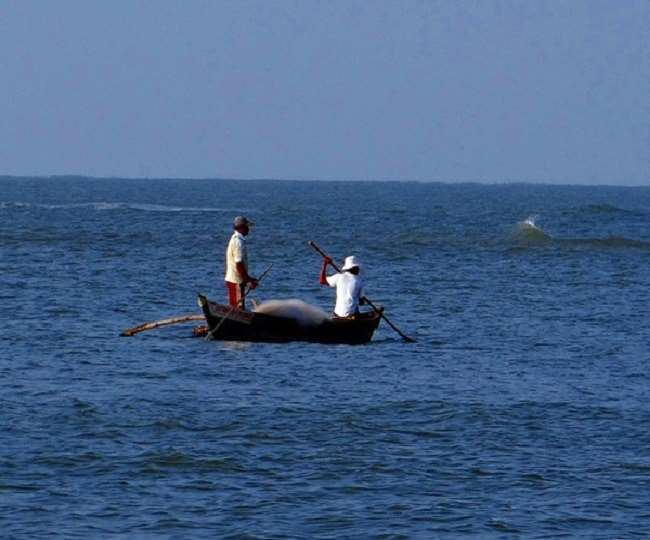 श्रीलंका की नौसेना ने डुबोई भारतीय नाव, सात मछुआरों को डूबने से बचाया गया