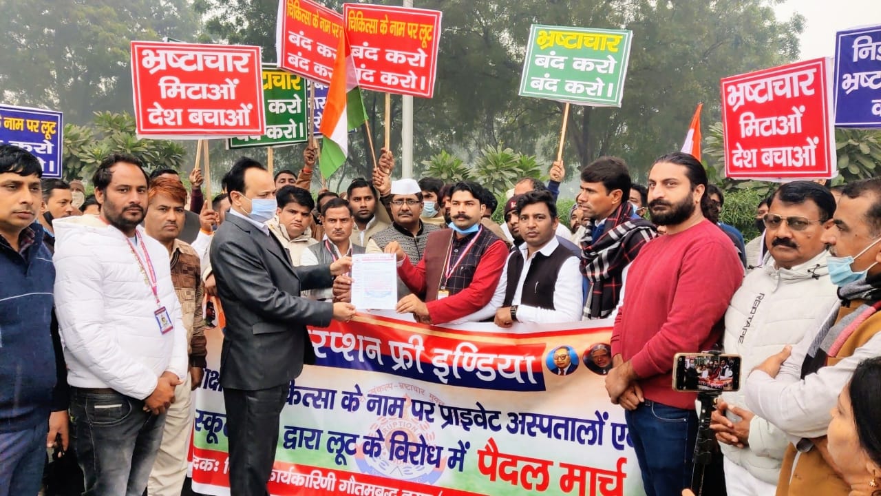 स्थानीय किसानों को शिक्षा चिकित्सा में छूट की मांग को लेकर करप्शन फ्री इंडिया ने निकाला पैदल मार्च।