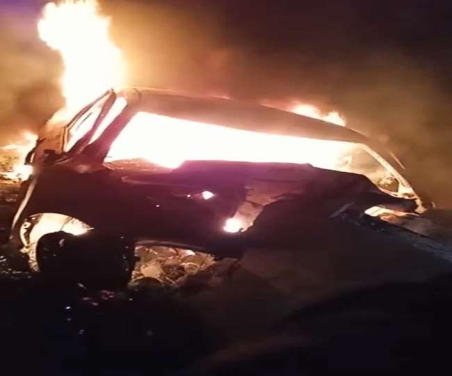पूर्वांचल एक्सप्रेस-वे पर डिवाइडर से टकराकर कार में लगी भीषण आग, 3 लोग जिंदा जले