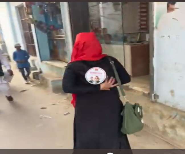 सपा कार्यकर्ता ने बुर्कानशीं युवती की पीठ पर चिपकाया स्टीकर, वीडियो वायरल होने पर दी सफाई
