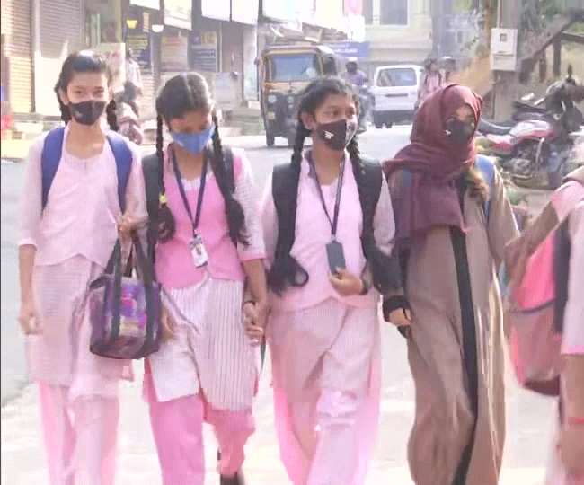 कर्नाटक में 10वीं तक के स्कूल खुले, लेकिन हिजाब पहनने वाली छात्राओं को नहीं मिली एंट्री