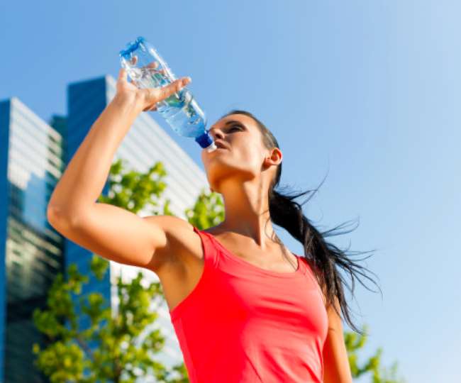 जिम में अच्छी परफॉर्मेंस देना चाहते हैं, तो जानें कितना पानी पीना चाहिए