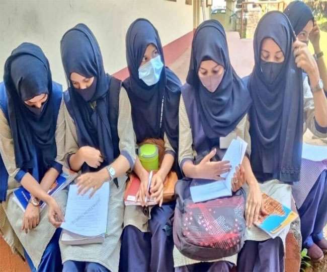हिजाब विवाद: छात्राओं को हिजाब पहनने से रोकने पर कर्नाटक में प्रिंसिपल को जान से मारने की धमकी, पुलिस ने दर्ज की शिकायत