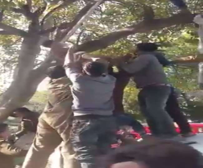 दिल्ली पुलिस की गिरफ्त में भोंदू, PCR वैन पर हमला कर पुलिसकर्मियों को किया है जख्मी