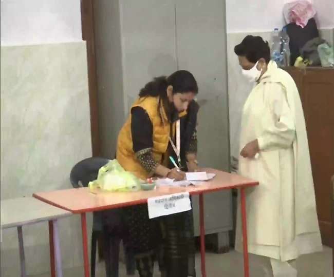 यूपी चुनाव के चौथे चरण में 59 सीटों पर वोटिंग जारी, मायावती ने लखनऊ में डाला वोट