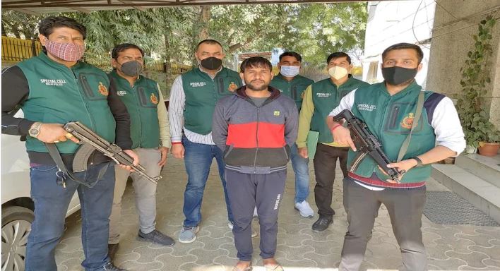दिल्ली पुलिस की गिरफ्त में भोंदू, PCR वैन पर हमला कर पुलिसकर्मियों को किया है जख्मी