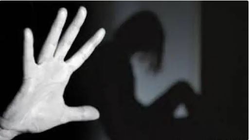 नोएडा: अवैध व्यापार करने वाली महिलाओं के साथ महीनों तक एक व्यक्ति ने फ्लैट में बलात्कार किया और प्रताड़ित किया
