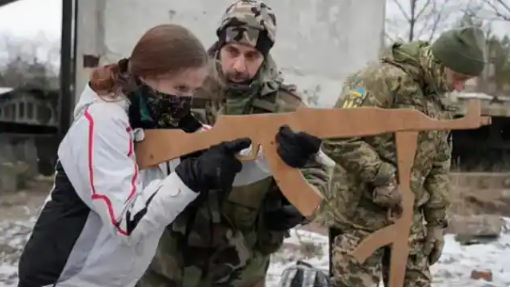 रूस के साथ संभावित जंग में छापामार रणनीति अपनाने की तैयारी में यूक्रेनी लोग