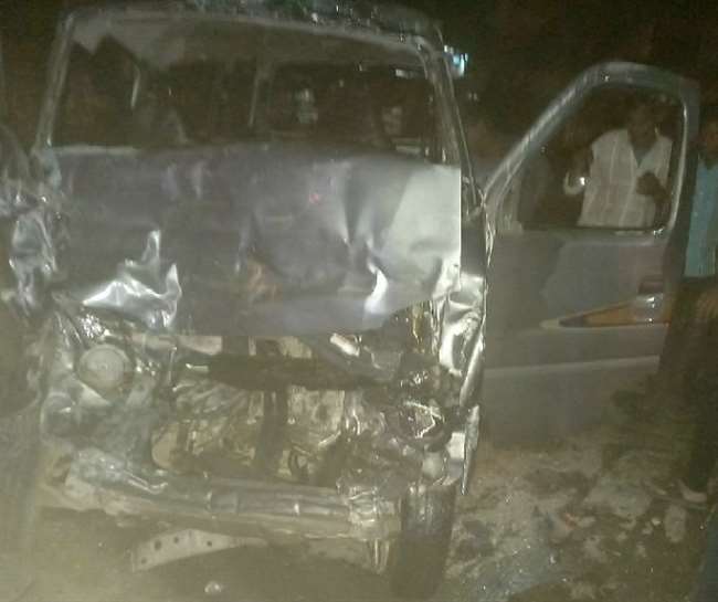 कन्नौज में बड़ा हादसा: दो दुर्घटनाग्रस्त मिनी ट्रक से टकराई कार, दूल्हा-दुल्हन समेत आठ घायल