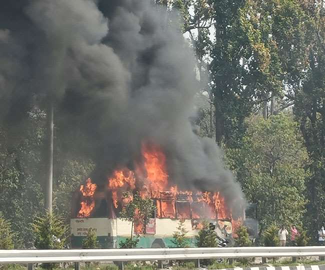 यूपी रोडवेज की बस में लगी आग, देखें कैसे चालक की समझदारी से बची 37 जान