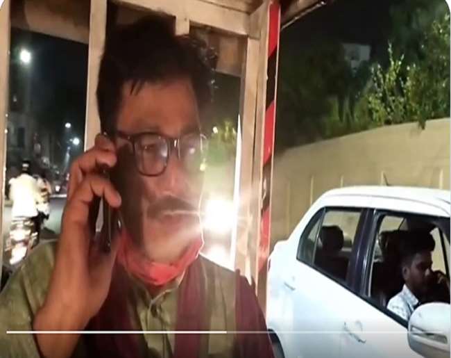 CM के शपथ ग्रहण से पहले लखनऊ की सड़कों पर ई-रिक्शे में घूमते दिखे जेवर विधायक धीरेंद्र सिंह, पढ़ें पूरी खबर