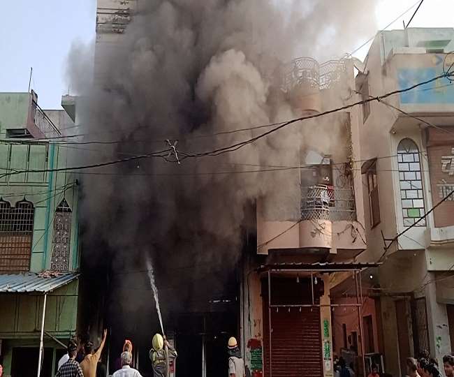 मोदीनगर में शार्ट सर्किट से दुकान में लगी आग:लाखों का समान राख, दमकल की तीन गाड़ियों ने पाया आग पर काबू