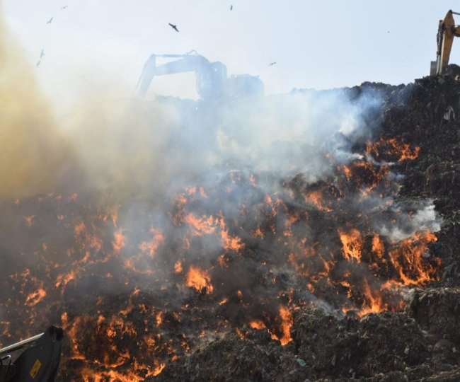 गाजीपुर लैंडफिल साइट पर लगी भीषण आग, दमकल की 6 गाड़ियां मौके पर, आसपास फैला धुआं
