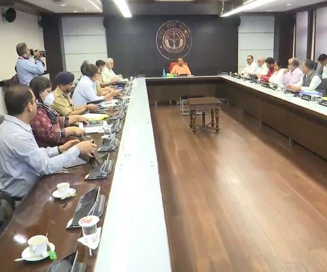 CM योगी ने कोरोना महामारी पर टीम-9 के अधिकारियों के साथ की बैठक, जारी किए दिशा-निर्देश