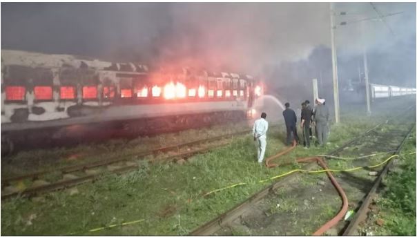 आग से हाहाकार: गोरखपुर पनवेल एक्सप्रेस में लगी आग, सूझबूझ से टला बड़ा हादसा