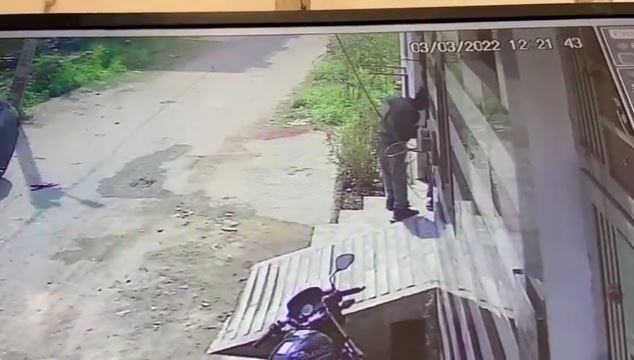 दिनदहाड़े घर के सामने से महिला की चेन छीनकर भागे बदमाश, घटना CCTV में कैद