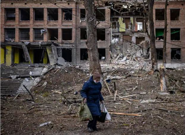 यूक्रेन के बड़े शहरों में बमबारी, लोगों को बंकर में जाने की सलाह, जानें 10 बड़ी बातें