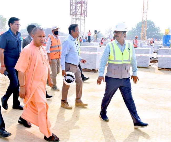 मुख्यमंत्री योगी आदित्यनाथ ने मठ-मंदिरों को व्यावसायिक टैक्स से मुक्त किए जाने का दिया निर्देश